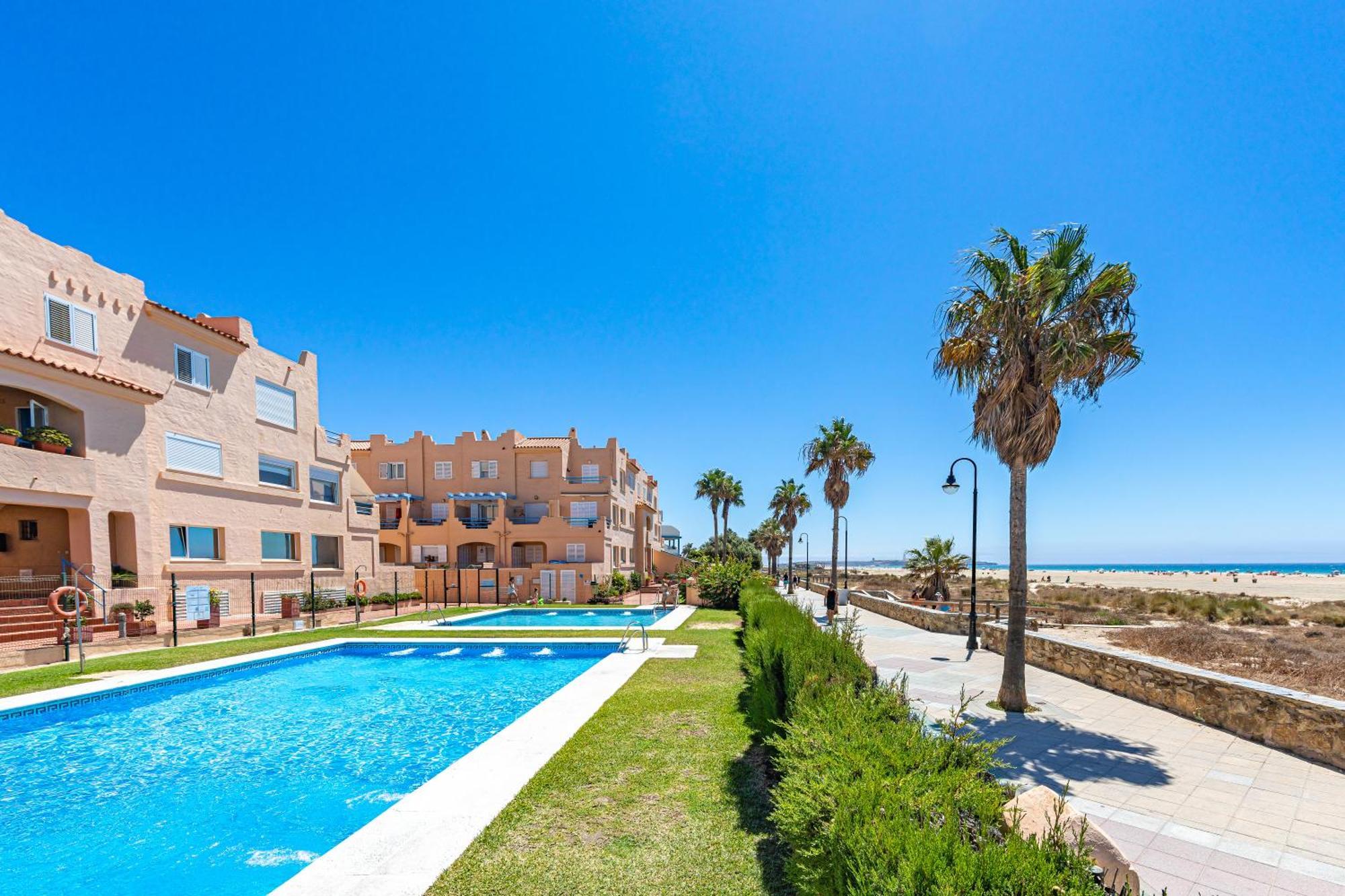 Beachfront, Pool, Terrace, Garage & Fibre Internet 塔里法 外观 照片